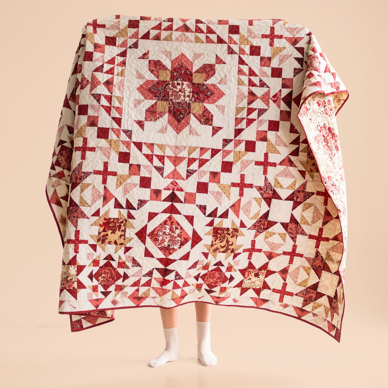 En Rouge BOM finished quilt — full view
